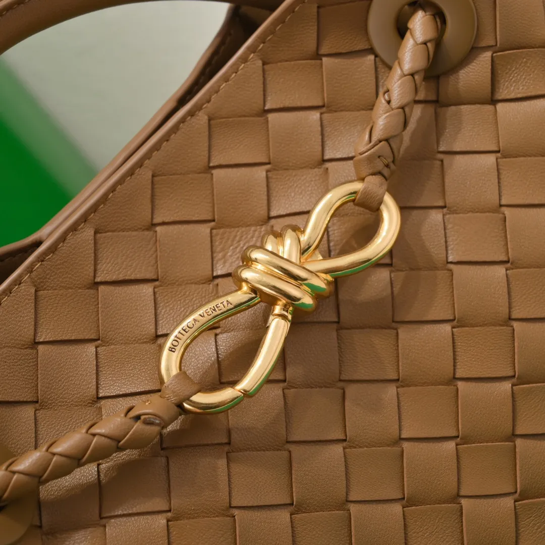 Batch 1860 B's 2023 spring and summer new model continues the brand's woven style with detailed metal knot switch buckles. This time, the shoulder straps are also made into tube weaves, showing different craftsmanship. The carrying method is versatile to create more different looks. Intrecciato woven leather small handbag, equipped with sliding crossbody strap. Internal compartments, including 1 zipper pocket and 2 open pockets with magnetic buckle closure. Size: 25*20*10cm, model: 7463#